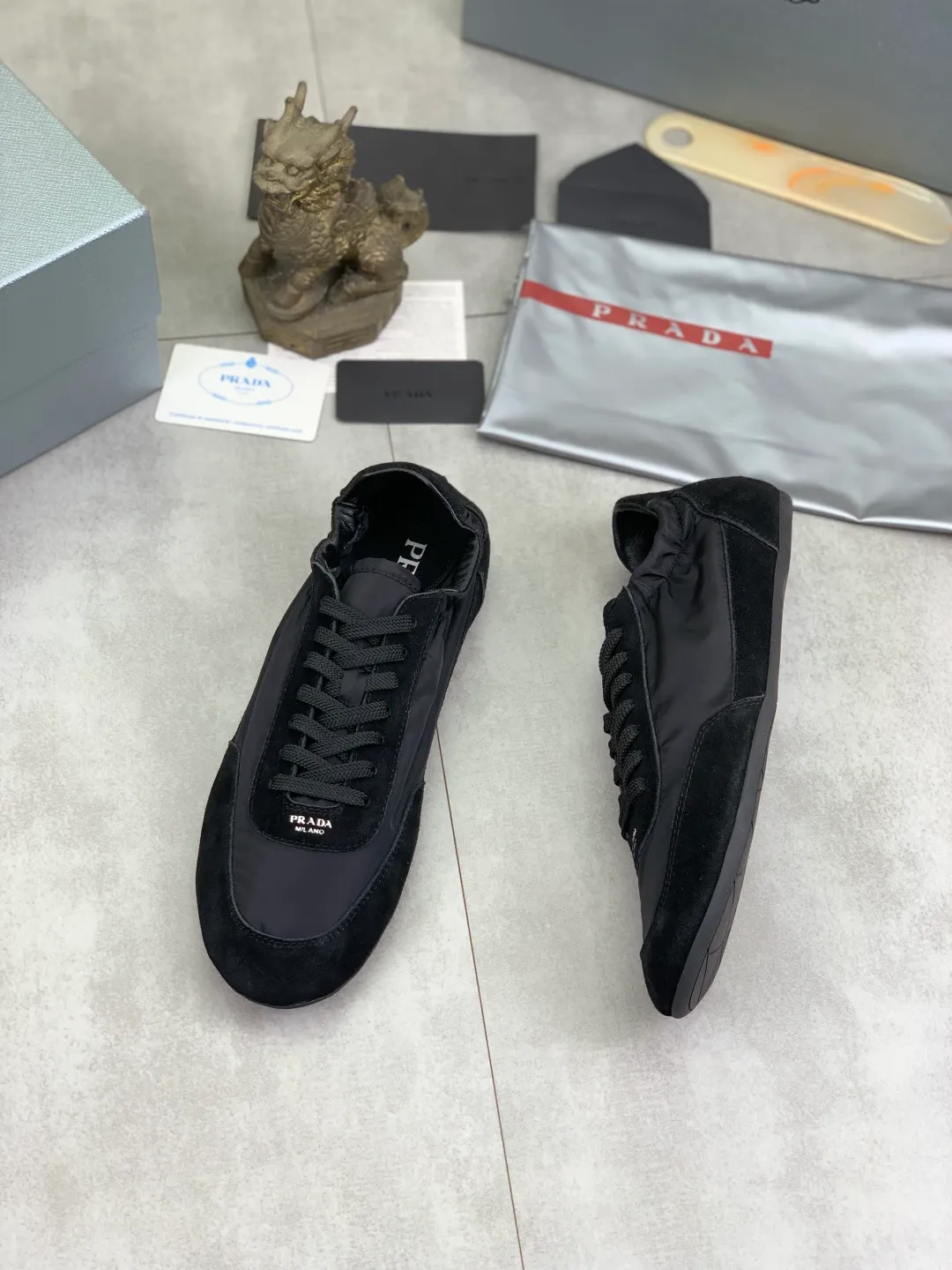 Men's shoes 💰P500💰【New style】hot style is on the official website, 🆘 Trendy brand (Prada) mainly promotes hot style, avant-garde and versatile fashion men's shoes private version mold opening, cowhide surface splicing 1:1 replica... fashionable and simple, original imported cowhide lining cowhide feet; the atmosphere and personality are more fashionable, eye-catching and pursuing class. It will subvert the old idea and be a must-have for fashion trendsetters with you! Must keep it for yourself! Tall and comfortable, large and low, high-end quality workmanship. Size: 38-44; 6️⃣colors available.